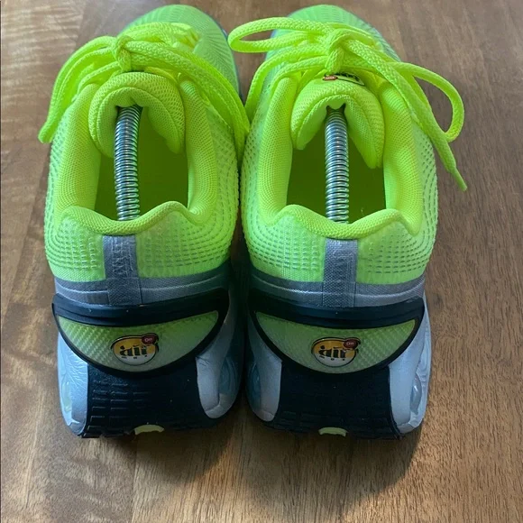 Nike Air Max DN in Volt and Black - Picture 4 of 7